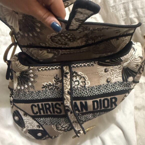 Spring 2024 Dior Beige Floral Canvas Saddle Bag – Limited Edition - Picture 4 of 5